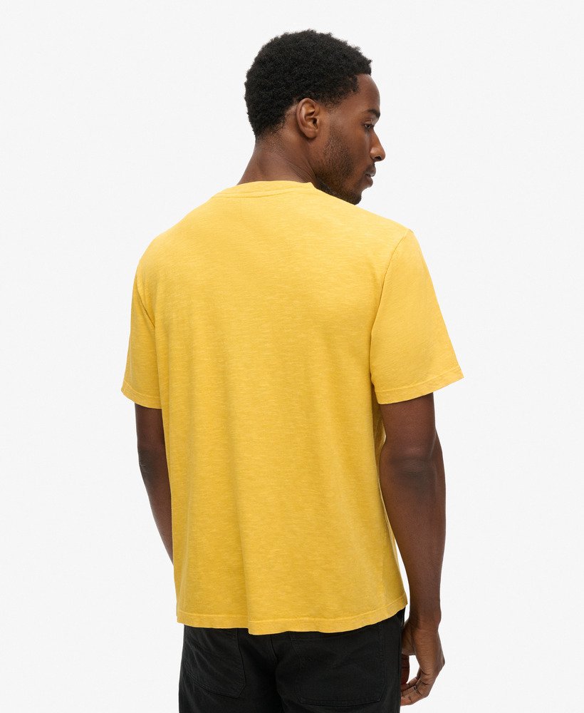 camiseta folgada com estampa de motociclista na cor amarela pigmentada.