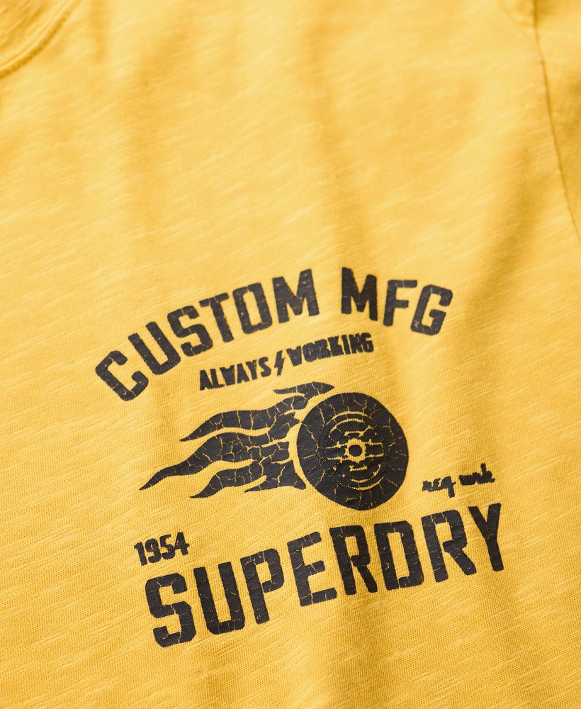camiseta folgada com estampa de motociclista na cor amarela pigmentada.
