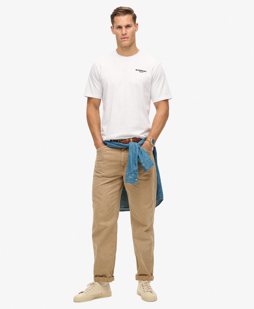 camiseta esportiva folgada de luxo na cor branca brilhante.