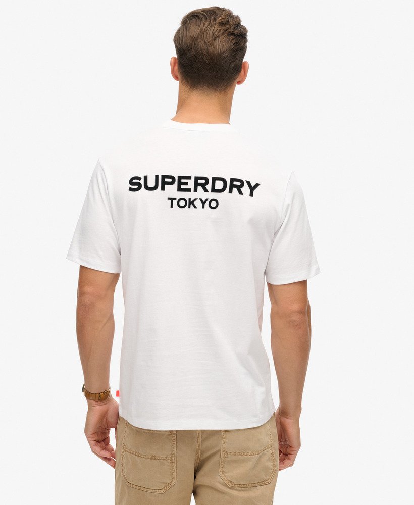 camiseta esportiva folgada de luxo na cor branca brilhante.