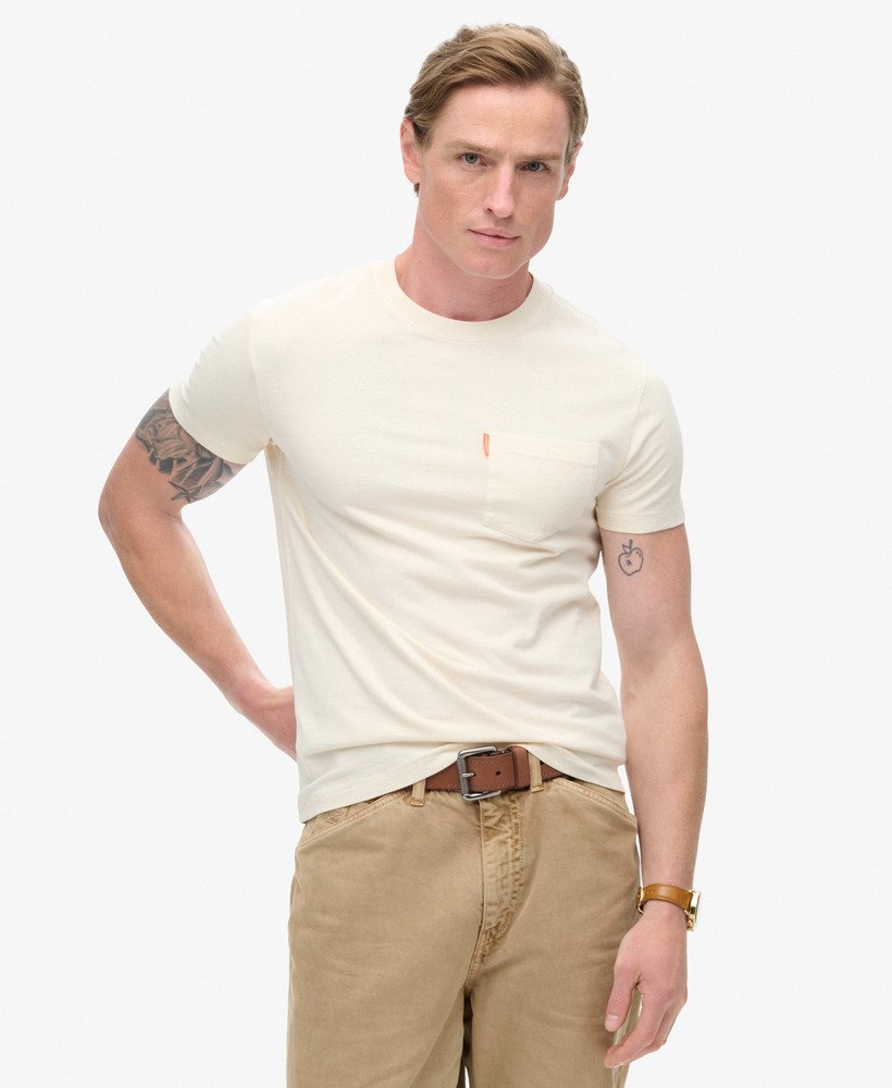 camiseta essential washed pocket na cor washed chalk
