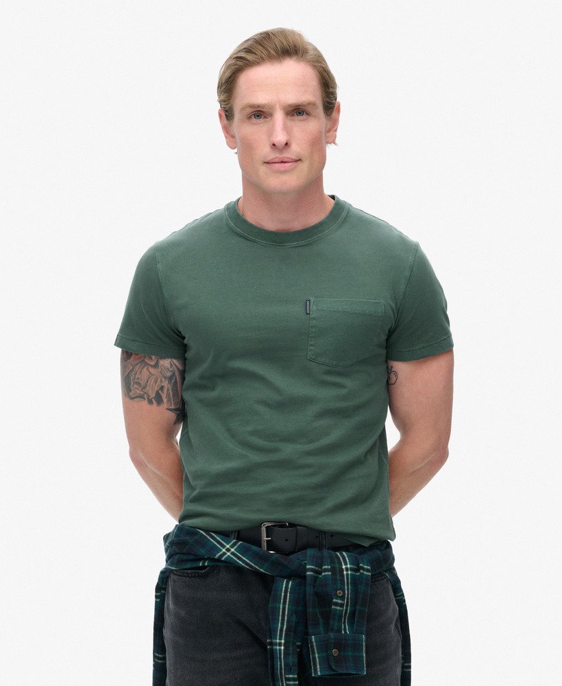 camiseta essential washed pocket na cor verde floresta lavada