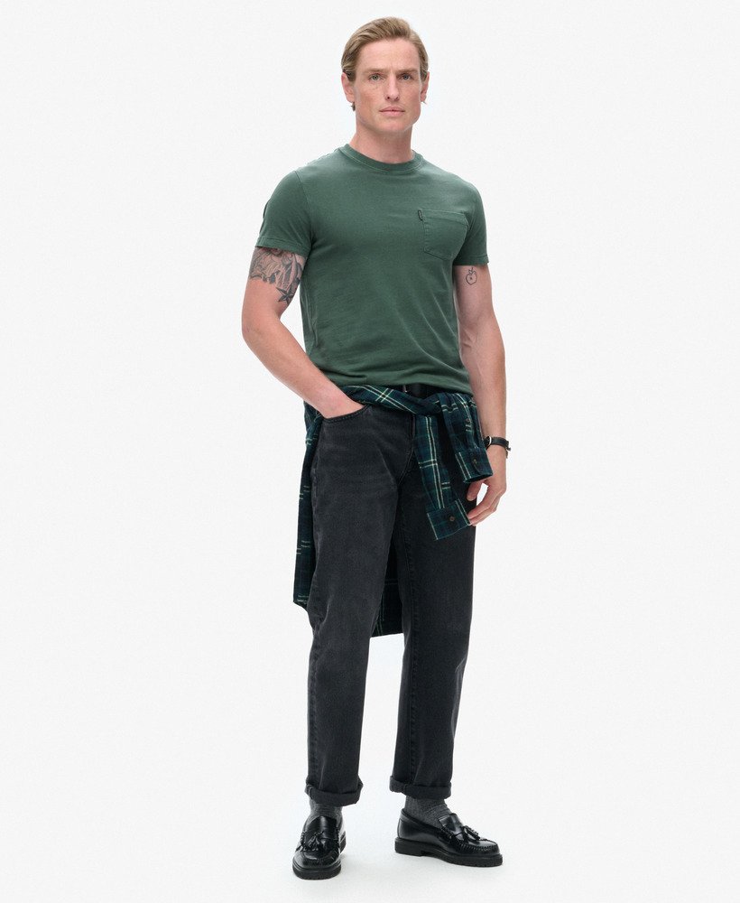 camiseta essential washed pocket na cor verde floresta lavada