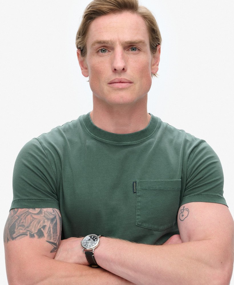 camiseta essential washed pocket na cor verde floresta lavada