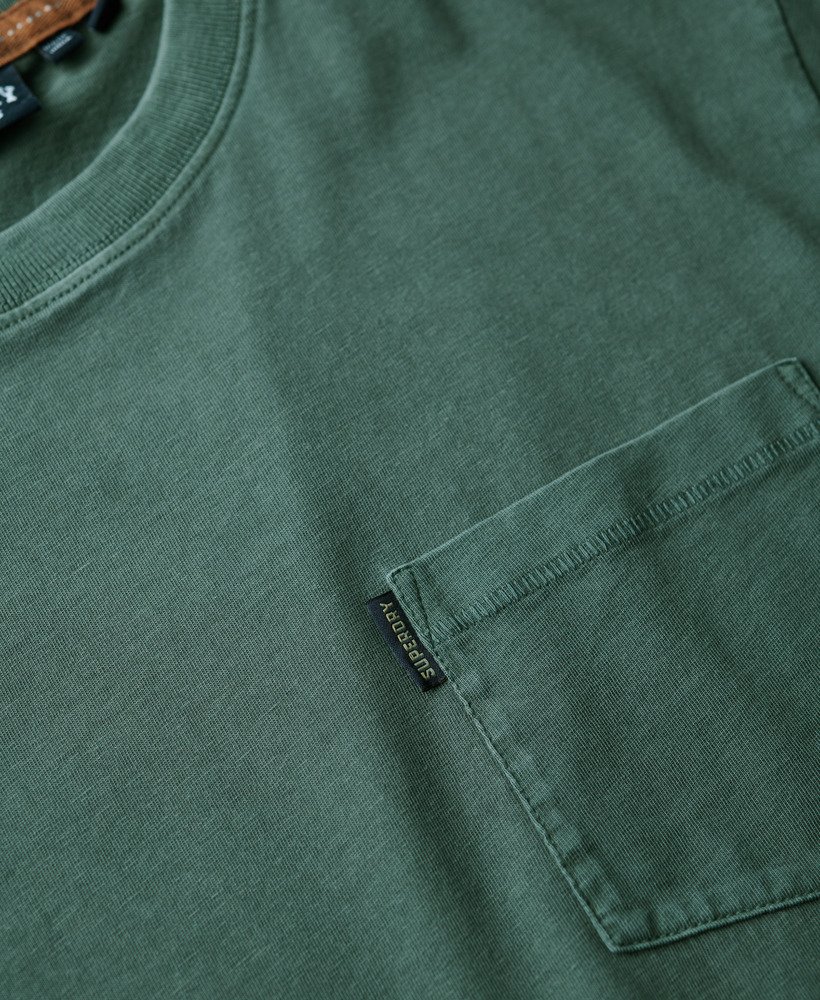 camiseta essential washed pocket na cor verde floresta lavada