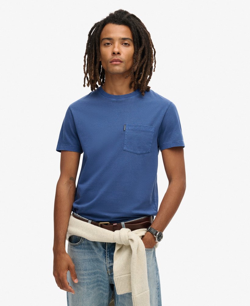 camiseta essential washed pocket na cor azul marinho.