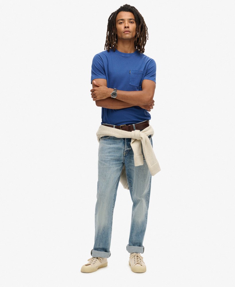 camiseta essential washed pocket na cor azul marinho.