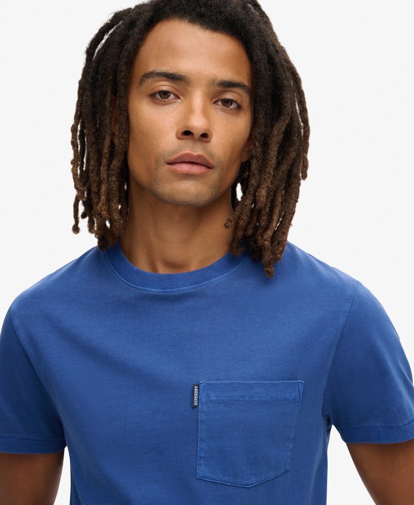 camiseta essential washed pocket na cor azul marinho.