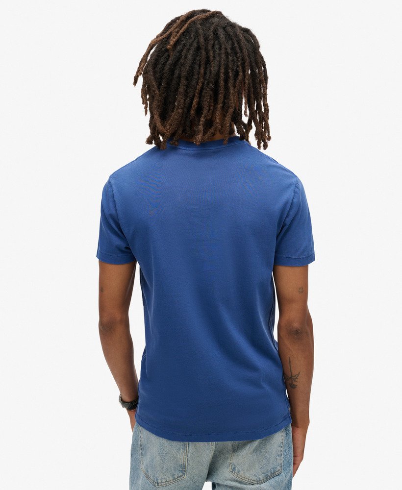 camiseta essential washed pocket na cor azul marinho.