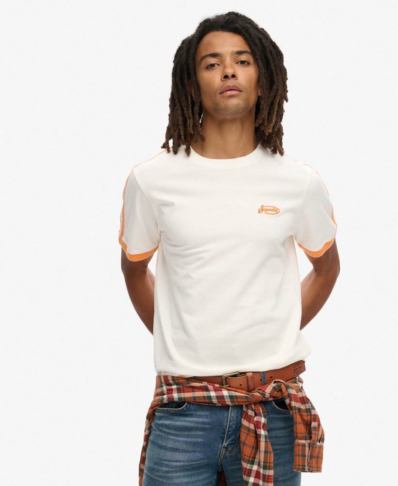 camiseta listrada retrô com logo essencial na cor Óptica