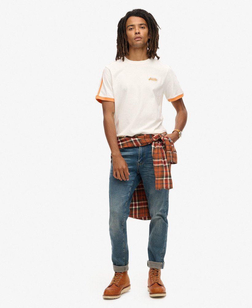 camiseta listrada retrô com logo essencial na cor Óptica