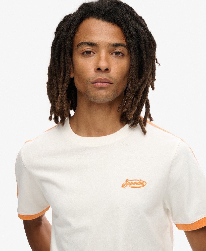 camiseta listrada retrô com logo essencial na cor Óptica