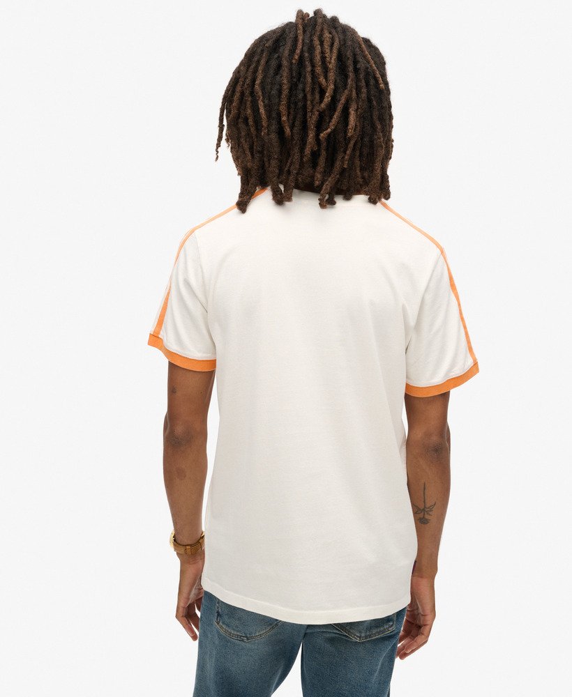 camiseta listrada retrô com logo essencial na cor Óptica