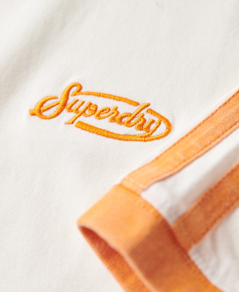 camiseta listrada retrô com logo essencial na cor Óptica