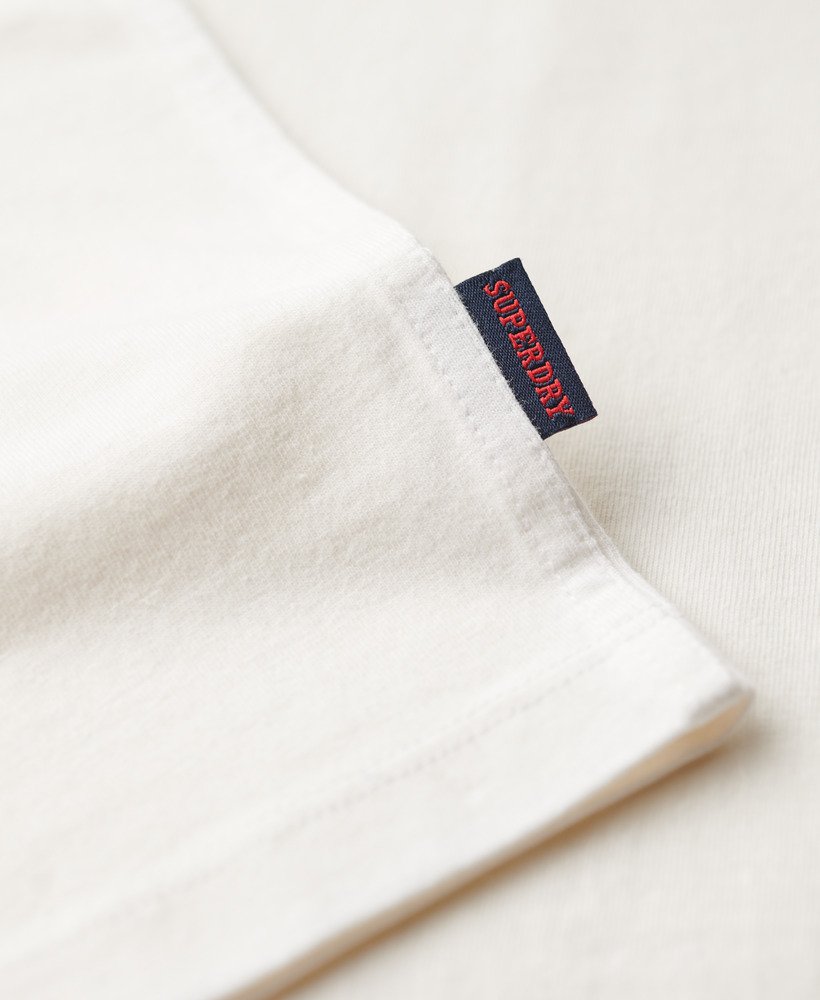 camiseta listrada retrô com logo essencial na cor Óptica