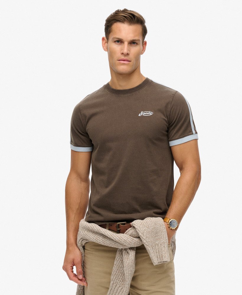 camiseta essential logo retro listrada na cor marrom bracken
