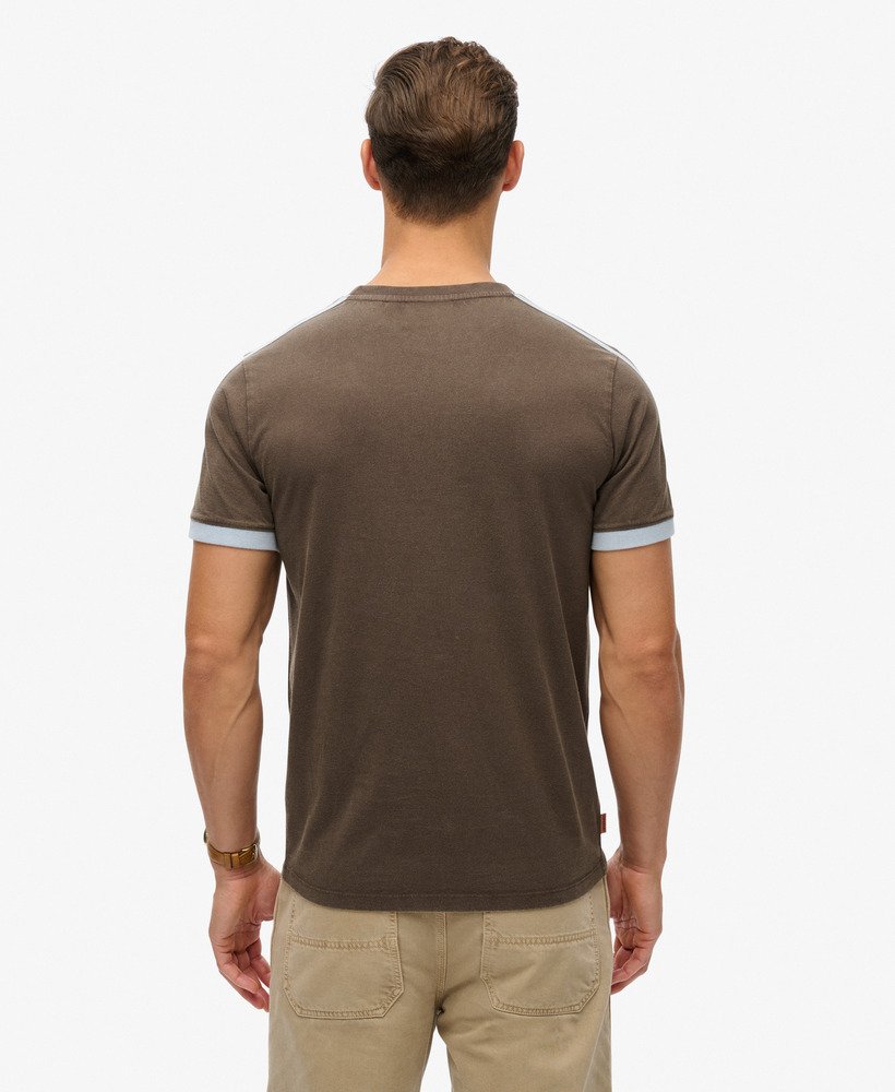 camiseta essential logo retro listrada na cor marrom bracken
