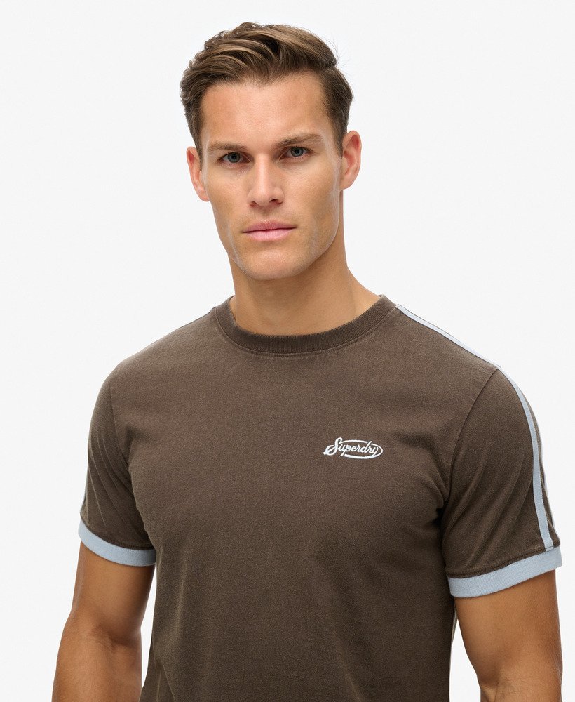 camiseta essential logo retro listrada na cor marrom bracken