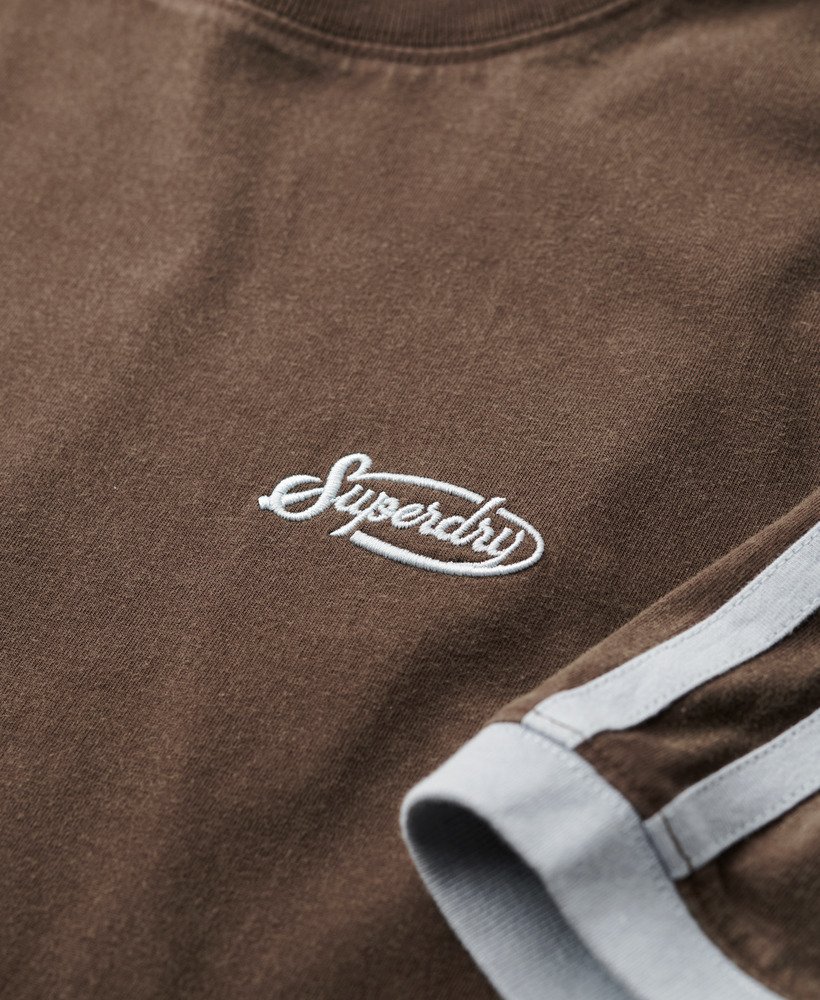 camiseta essential logo retro listrada na cor marrom bracken