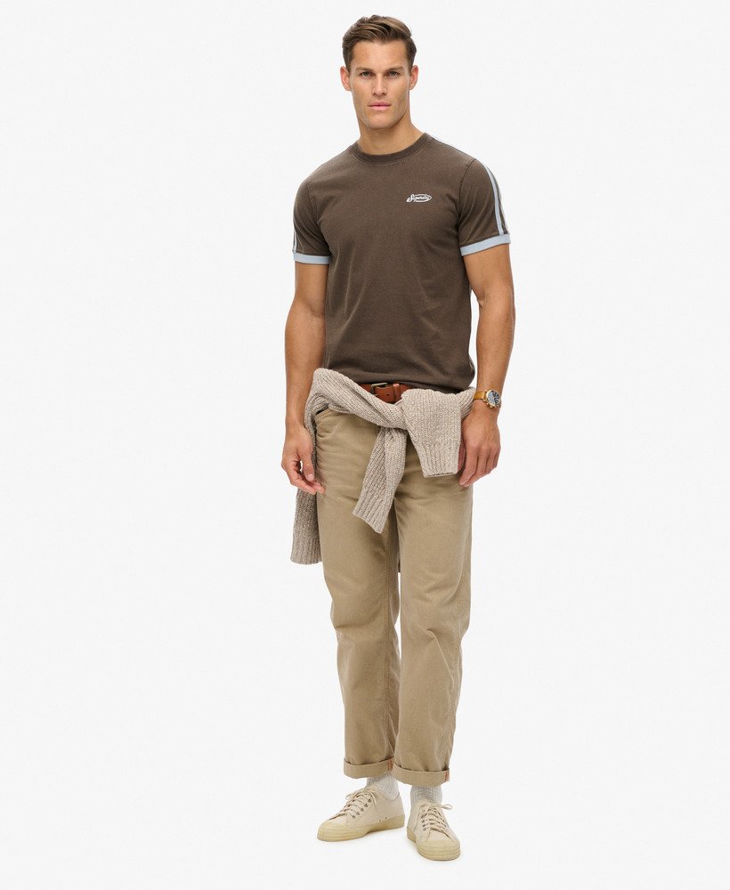 camiseta essential logo retro listrada na cor marrom bracken