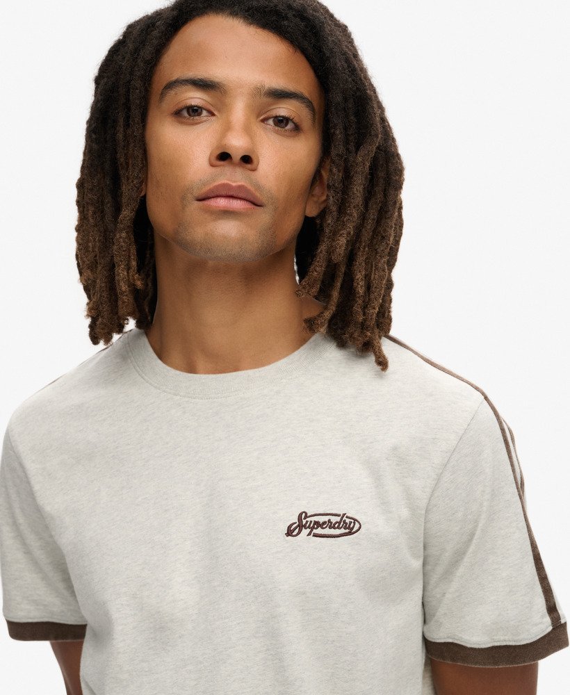 camiseta essential logo retro listrada em cinza relâmpago grindle