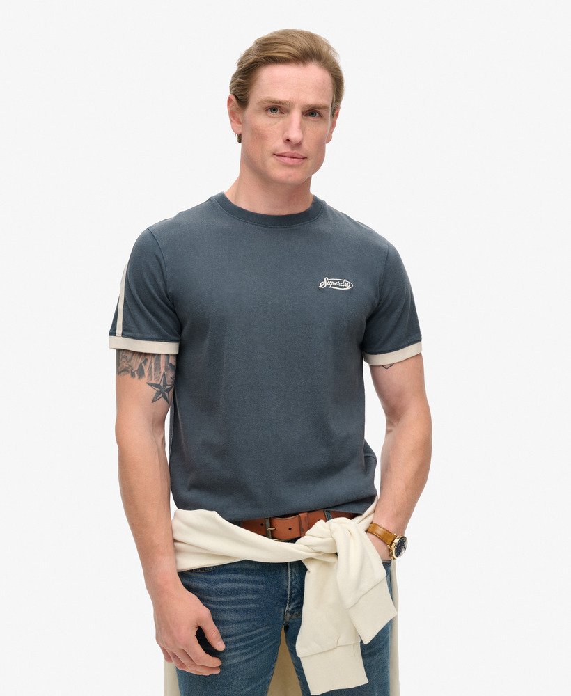 camiseta listrada retrô com logo essencial na cor azul marinho lauren