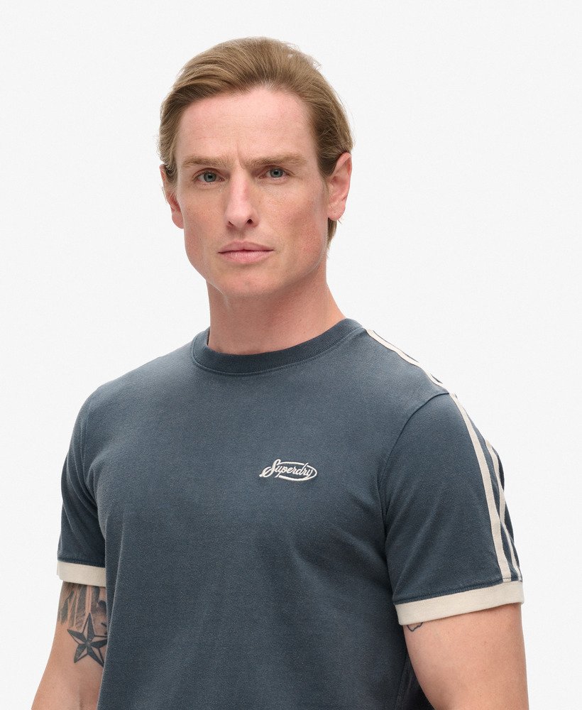 camiseta listrada retrô com logo essencial na cor azul marinho lauren