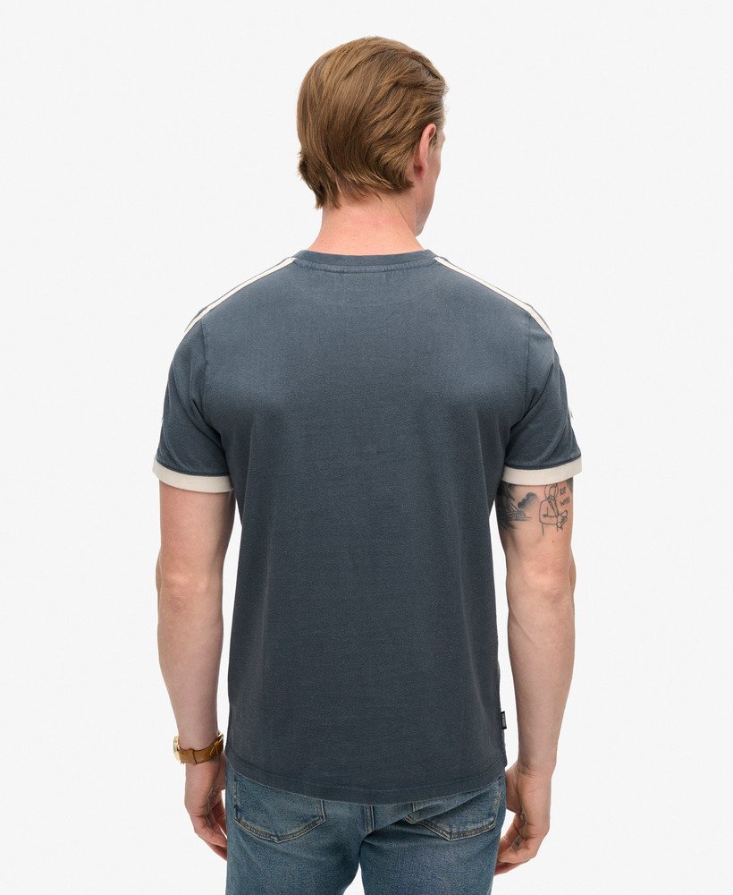 camiseta listrada retrô com logo essencial na cor azul marinho lauren