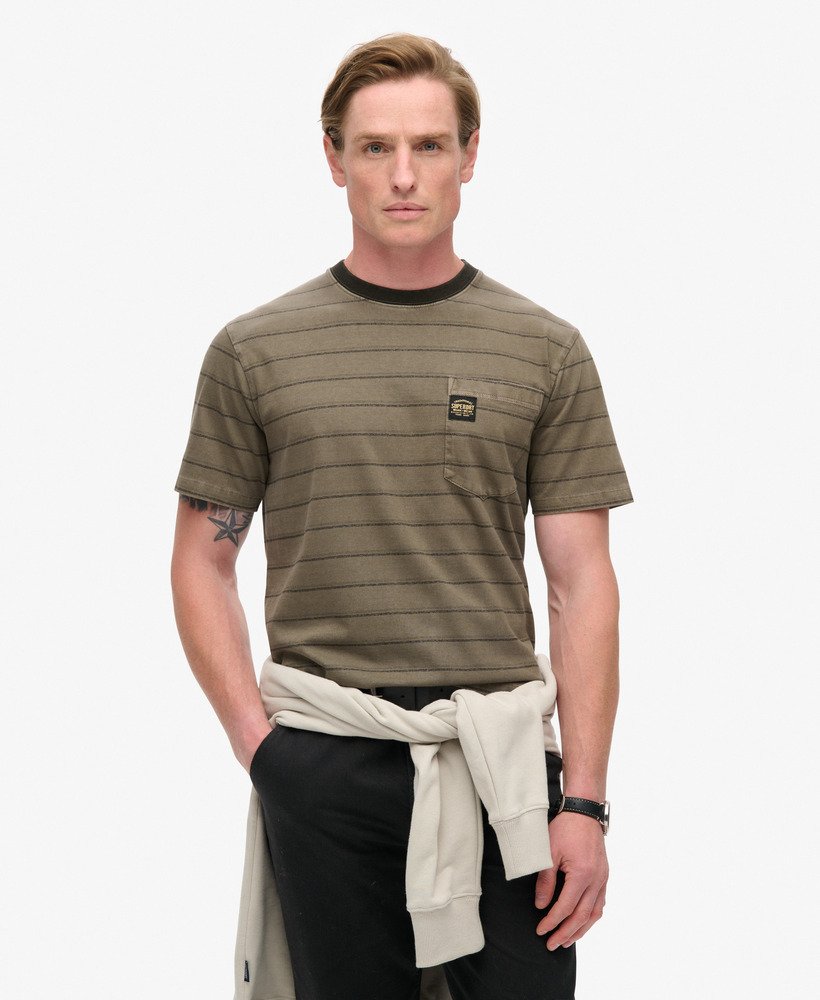 camiseta com bolso e listras texturizadas em tom marrom morel lavado.