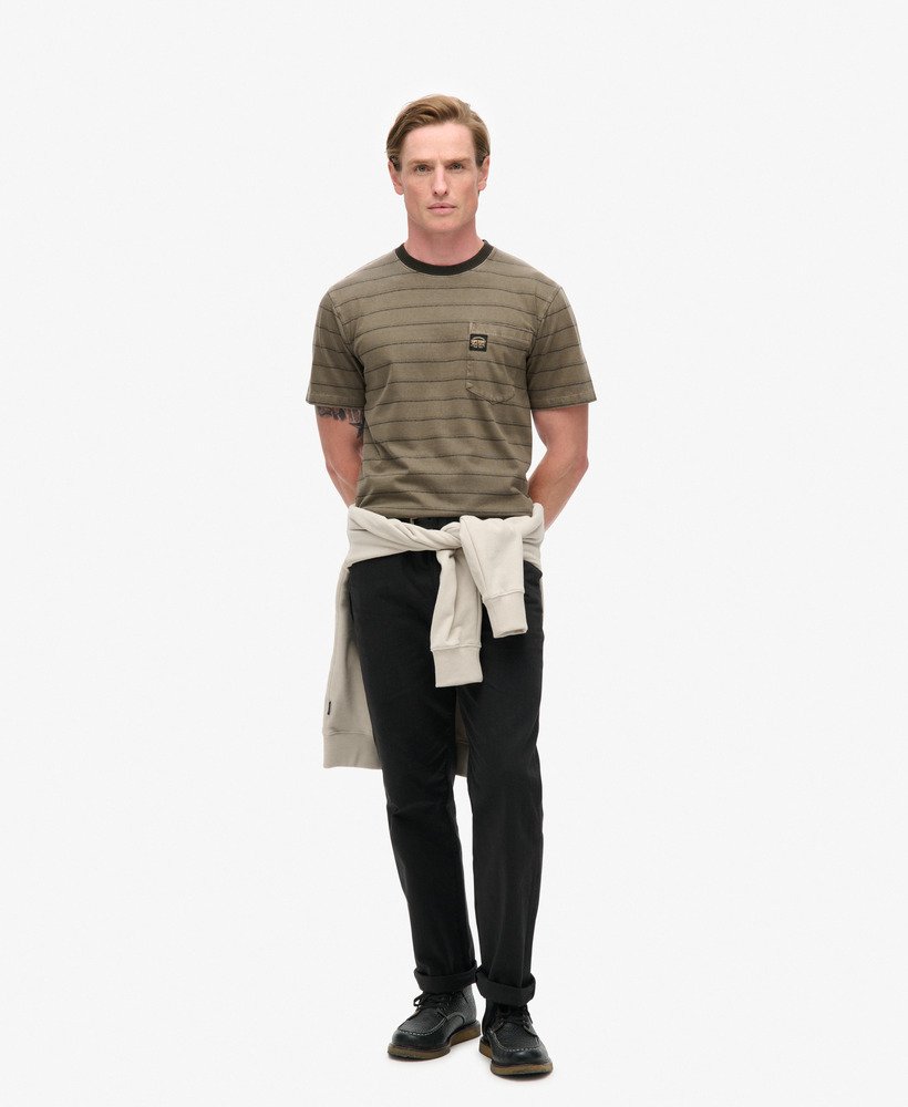 camiseta com bolso e listras texturizadas em tom marrom morel lavado.