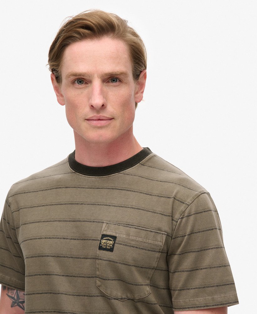 camiseta com bolso e listras texturizadas em tom marrom morel lavado.