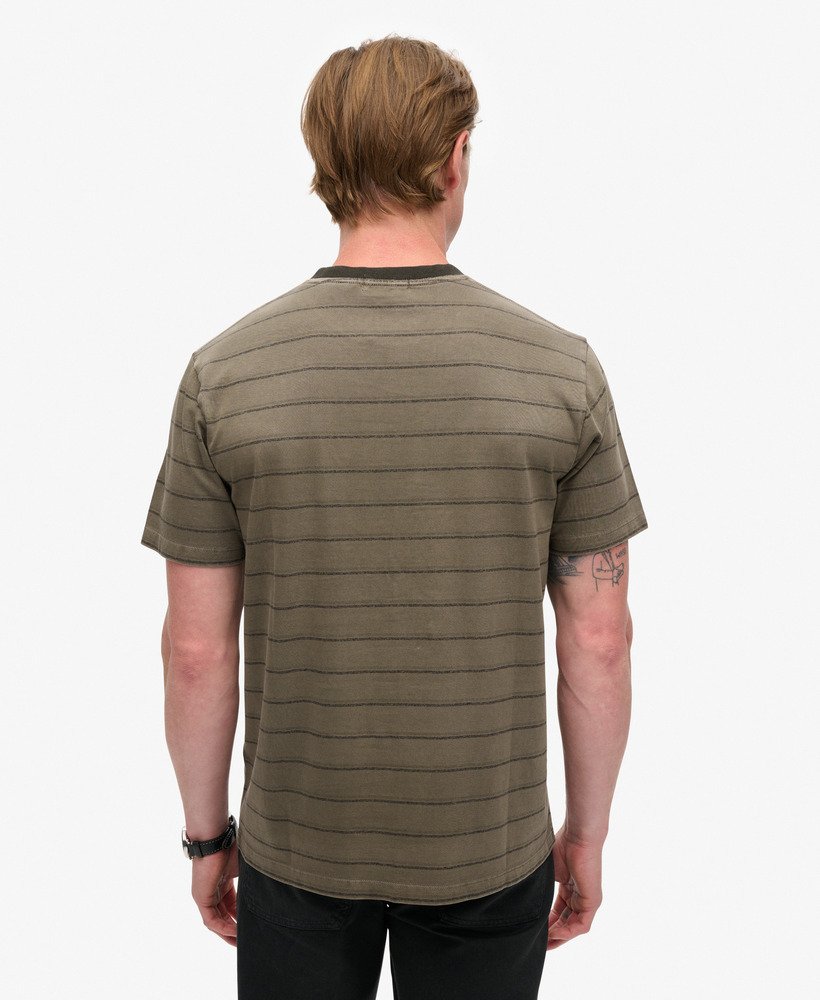 camiseta com bolso e listras texturizadas em tom marrom morel lavado.