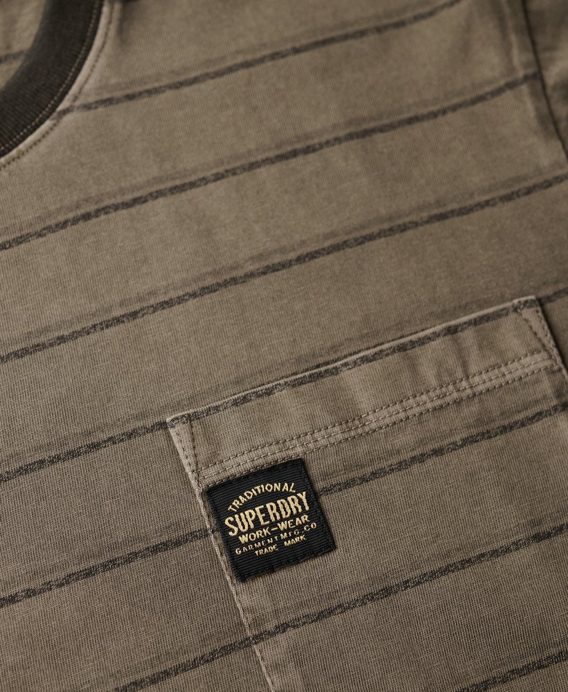 camiseta com bolso e listras texturizadas em tom marrom morel lavado.