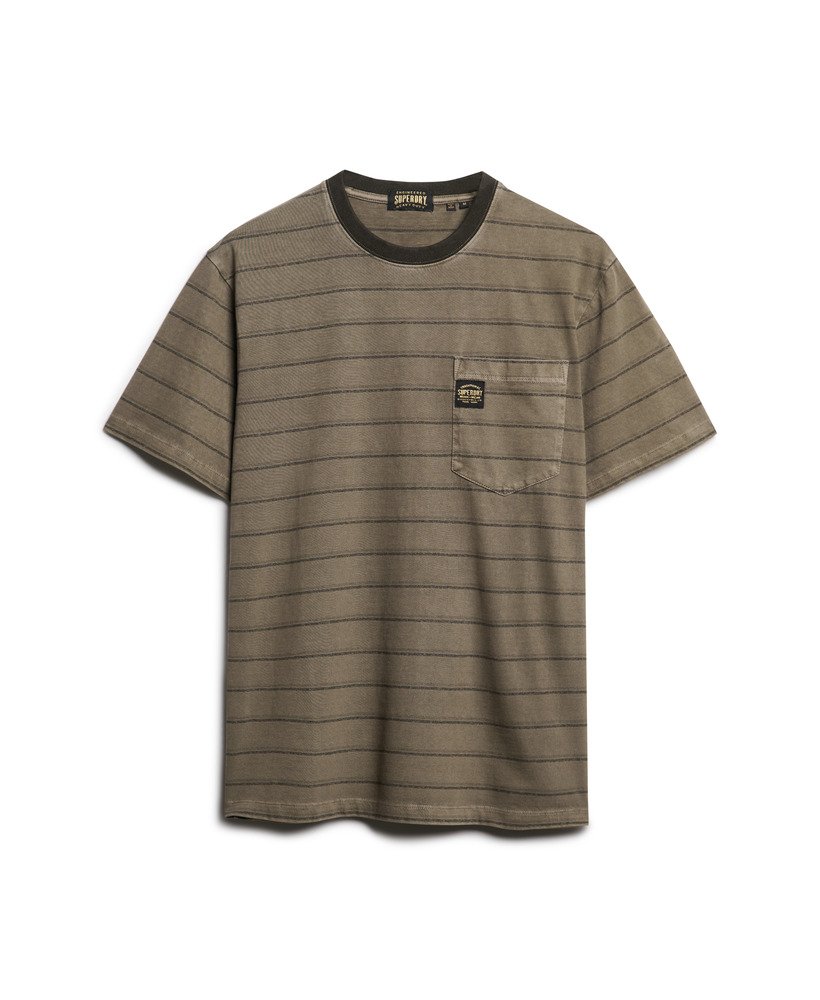 camiseta com bolso e listras texturizadas em tom marrom morel lavado.