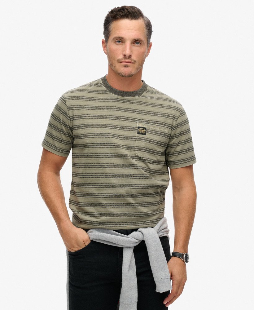 camiseta com bolso e listras texturizadas em tom de verde-oliva lavado.