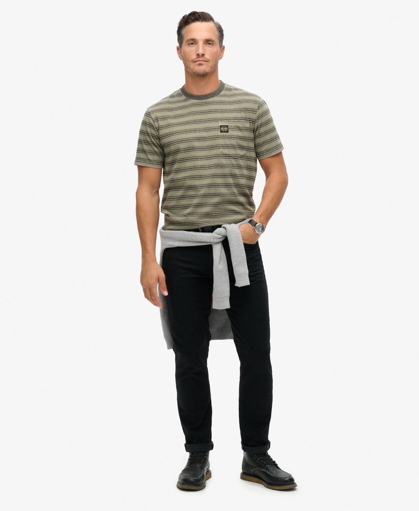 camiseta com bolso e listras texturizadas em tom de verde-oliva lavado.