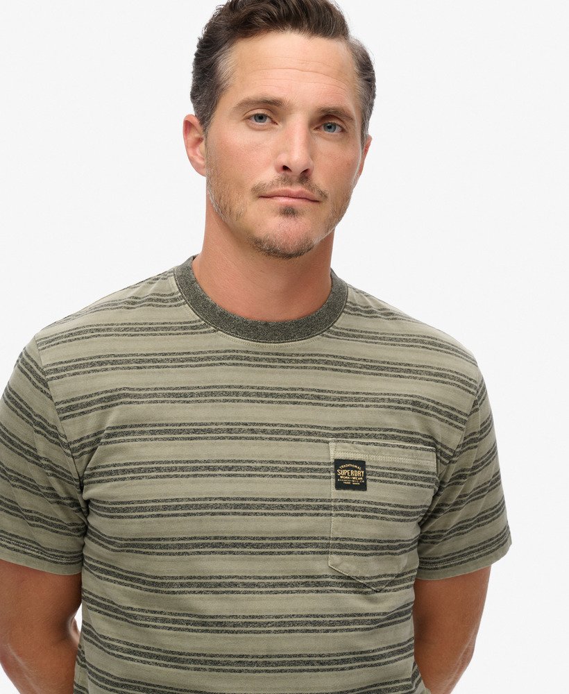 camiseta com bolso e listras texturizadas em tom de verde-oliva lavado.