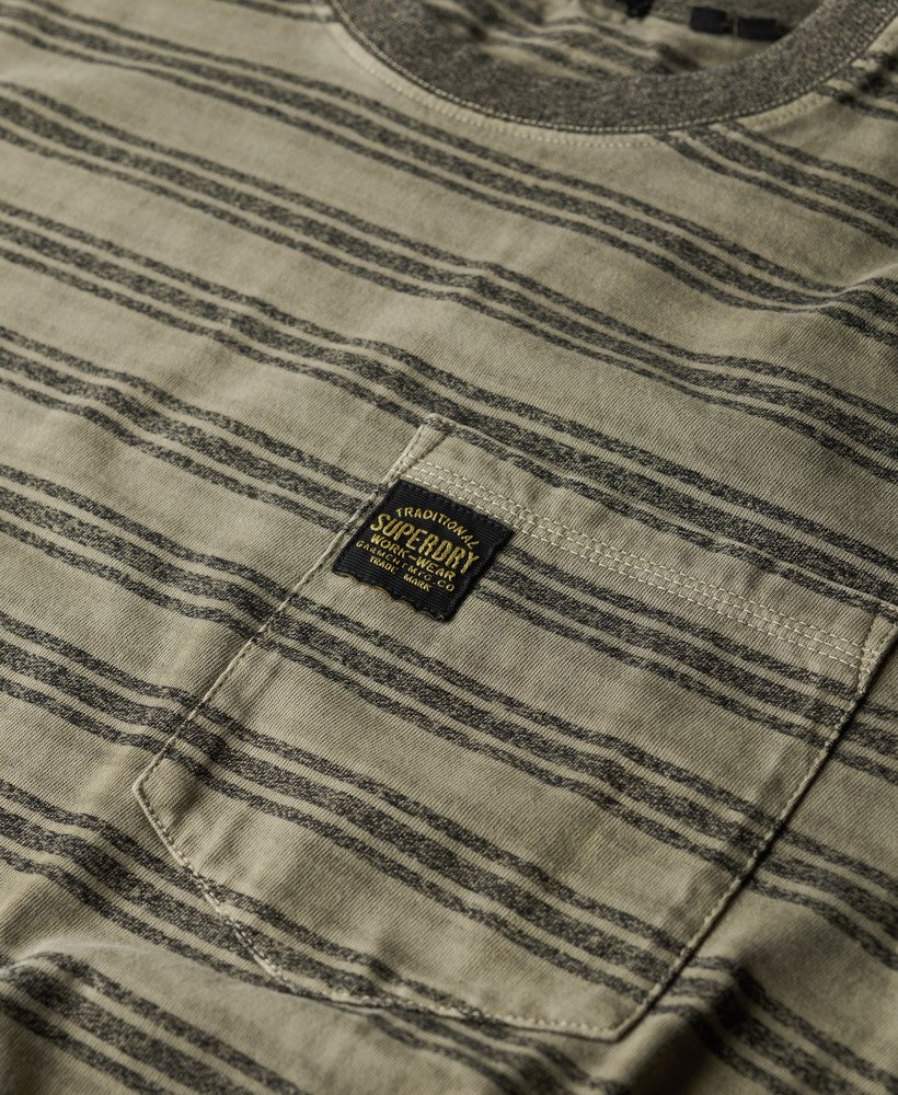 camiseta com bolso e listras texturizadas em tom de verde-oliva lavado.