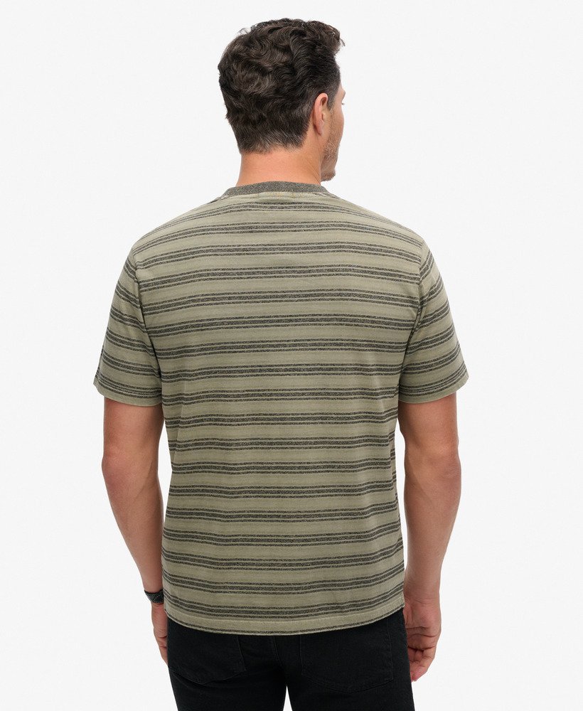 camiseta com bolso e listras texturizadas em tom de verde-oliva lavado.