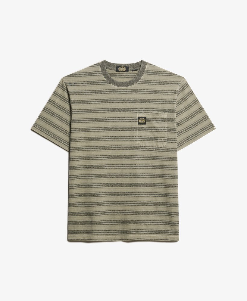 camiseta com bolso e listras texturizadas em tom de verde-oliva lavado.