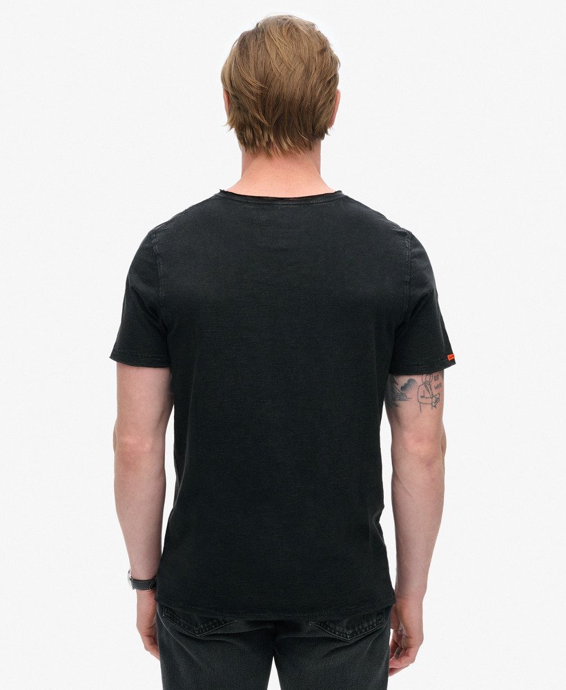 camiseta preta com decote em v e acabamento rústico na cor preta.