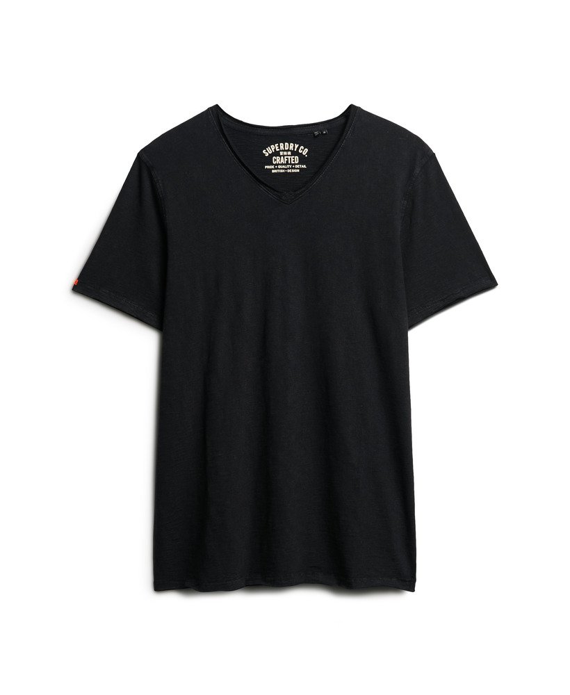 camiseta preta com decote em v e acabamento rústico na cor preta.