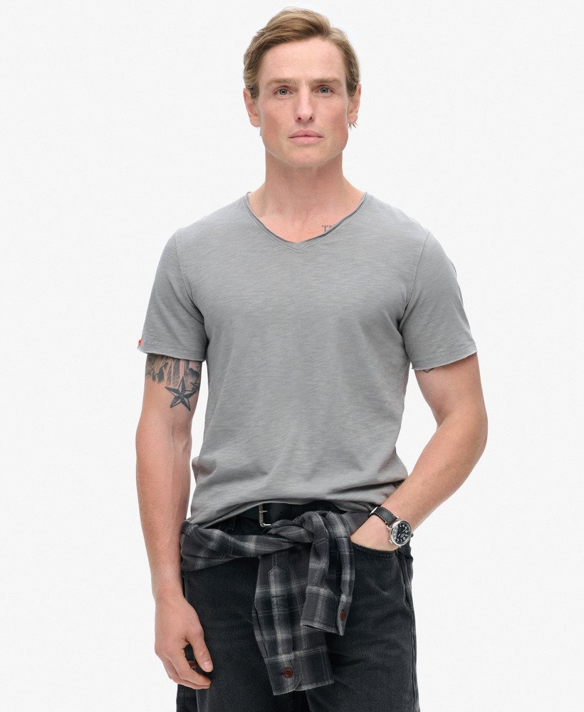 camiseta com decote em v e acabamento rústico na cor cinza steeple