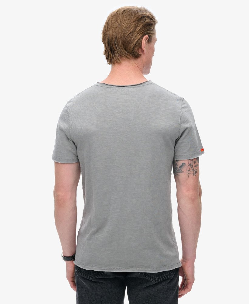 camiseta com decote em v e acabamento rústico na cor cinza steeple
