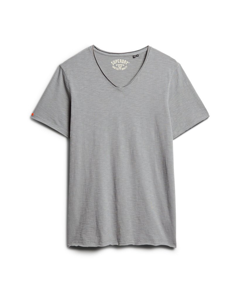 camiseta com decote em v e acabamento rústico na cor cinza steeple