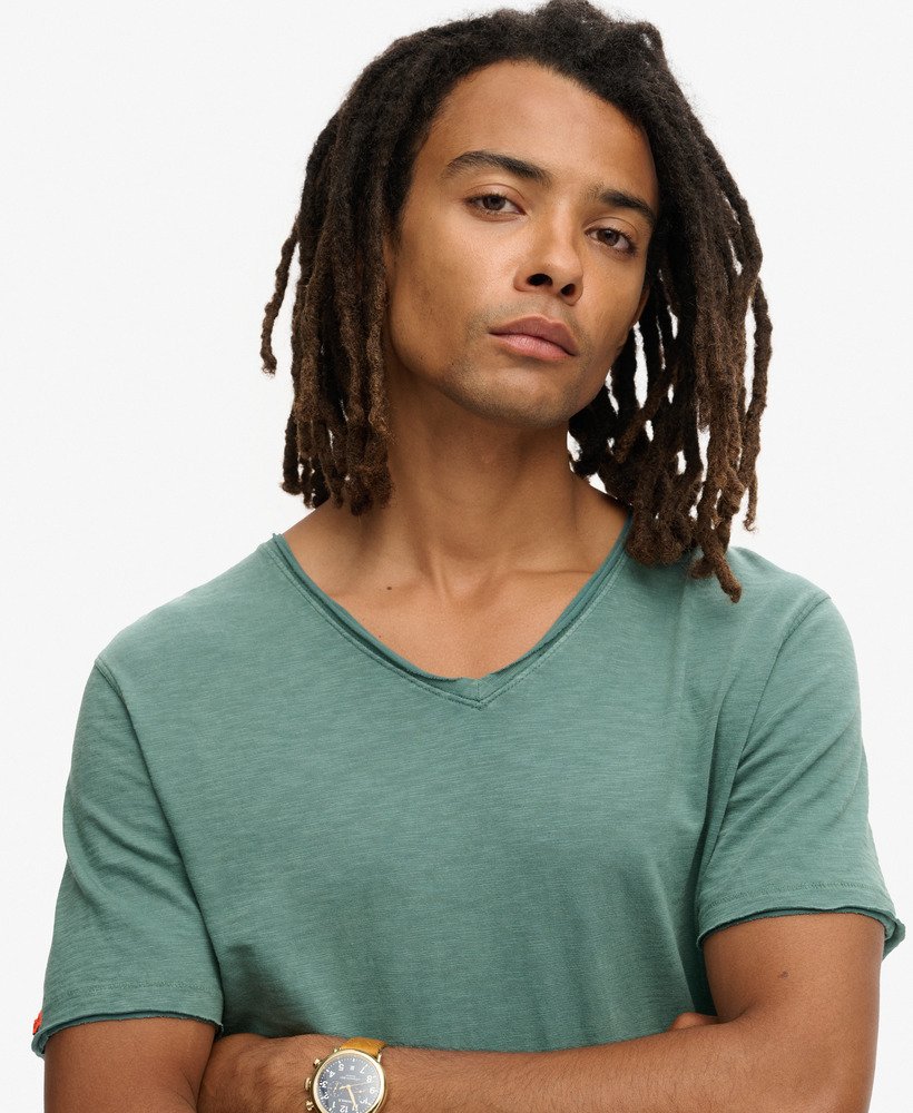 camiseta com decote em v e acabamento rústico na cor verde drius