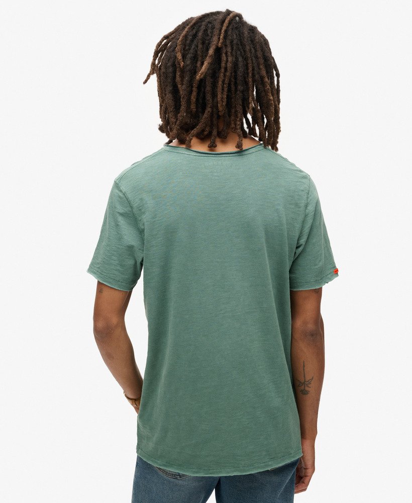 camiseta com decote em v e acabamento rústico na cor verde drius