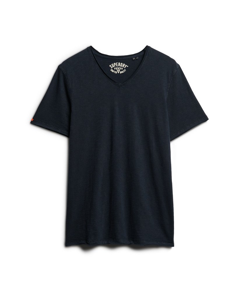 camiseta com decote em v e acabamento desfiado na cor azul marinho eclipse.