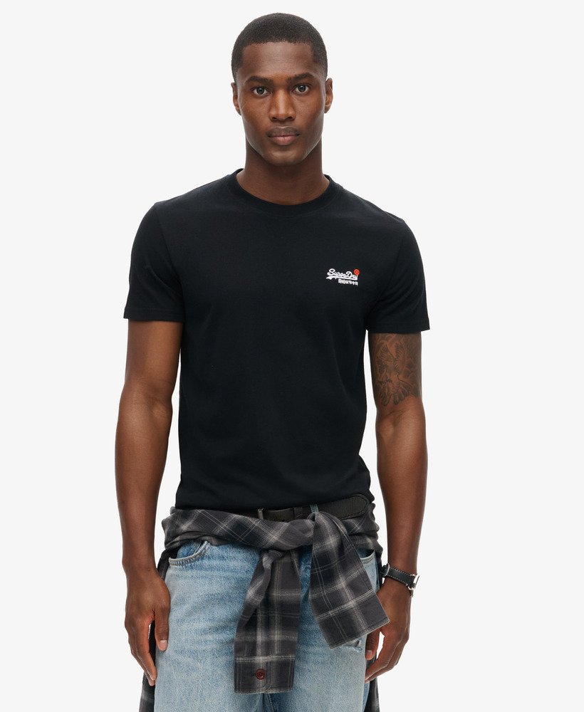camiseta básica bordada na cor preta.