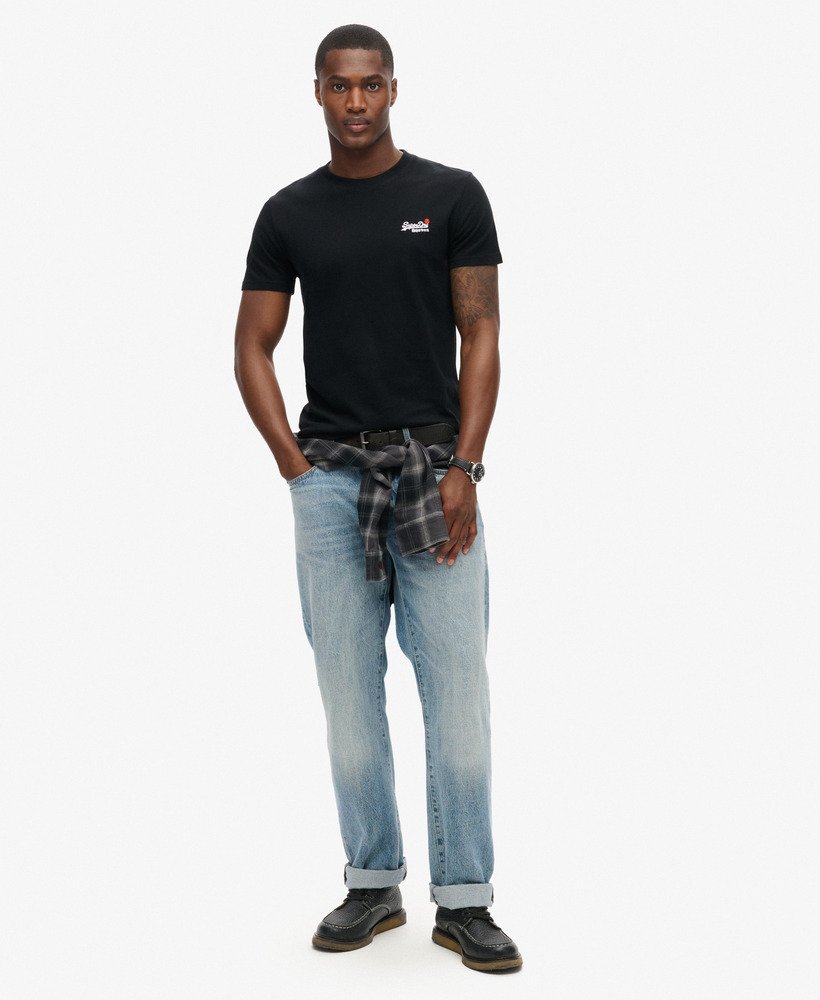 camiseta básica bordada na cor preta.